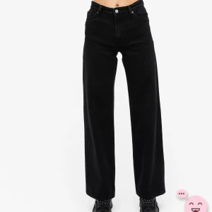 Monki jeans, yoko - Säljer mina monki jeans i populära modellen yoko. Svarta, bara använda 1 gång. Storlek 25 passar mig som vanligtvis har xs. Ända ner till marken ( släpar lite i ) på mig som är 165