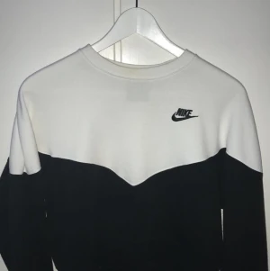 Nike tröja  - Nike tröja i storlek XS. I bra skick och inte så mycket använd. Tröjan har inga hål eller liknande.  Kan hämtas i Lidköping elelr fraktas, men då står köparen för frakten. Köpt ca 1 år sedan, säljes då den inte används längre.