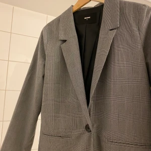 Snygg rutig blazer! - Storlek 36 från bikbok 