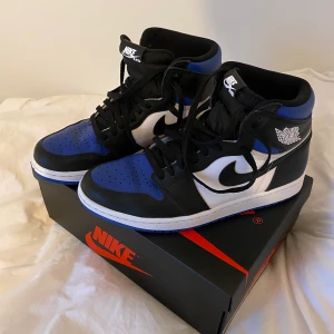 Air Jordan Royal Toe storlek 43 - Hej! Säljer ett par Air Jordan 1 Royal Toe i storlek 43. Skorna är använda en gång.