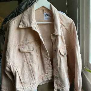 Rosa jeansjacka - Så fin jacka i en pastellrosa färg. Använd ca 2 gånger så den är i väldigt fint skick. Säljer pga inte min stil längre💘