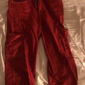 Jätte fina röda byxor med fickor på sidan. Ett måste i garderoben om man vill få in färg i den tråkiga vardagen