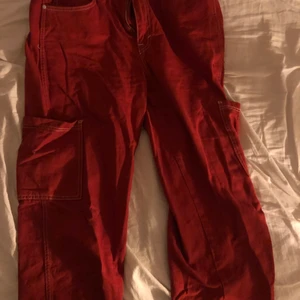 Pull and bear röda byxor  - Jätte fina röda byxor med fickor på sidan. Ett måste i garderoben om man vill få in färg i den tråkiga vardagen