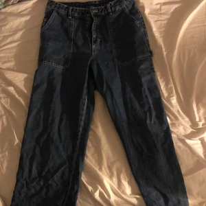 Byxor från monki  - Super fina rio byxor från monki super bekväma och fina säljs pga att dom blivit för små. Storleken är 29 i tumm och det är ungefär 38 i storlek 