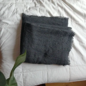 Mysig halsduk - Mysig och stor halsduk som kan även användas som filt. 😇