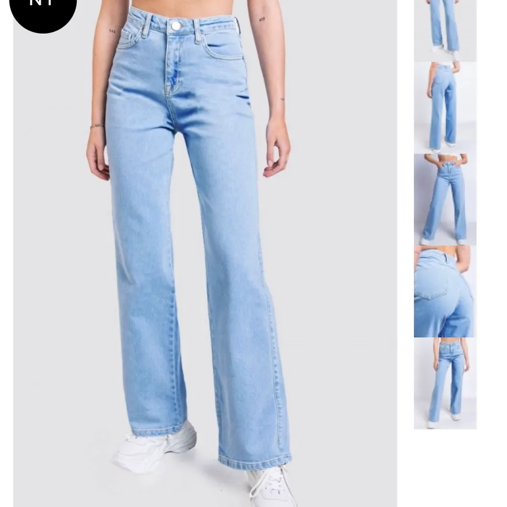 Säljer dessa fina jeans pga att de alltid varit lite förstora på mig ända sedan jag beställt de (Jag är 1,64 cm lång) ps de är lite smutsiga på bild två längst ner men det är inget man inte kan tvätta bort✨köparen står för frakten annars kan jag gärna mötas upp. Jeans & Byxor.