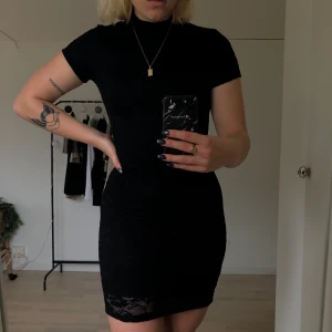 Svart klänning  - Snygg och tajt klänning i spets! Stl XS men väldigt töjbar så den passar mig som i vanliga fall har stl S/38! Är 165 cm lång och på mig sitter den på mitten av låren typ. Frakt tillkommer🧡