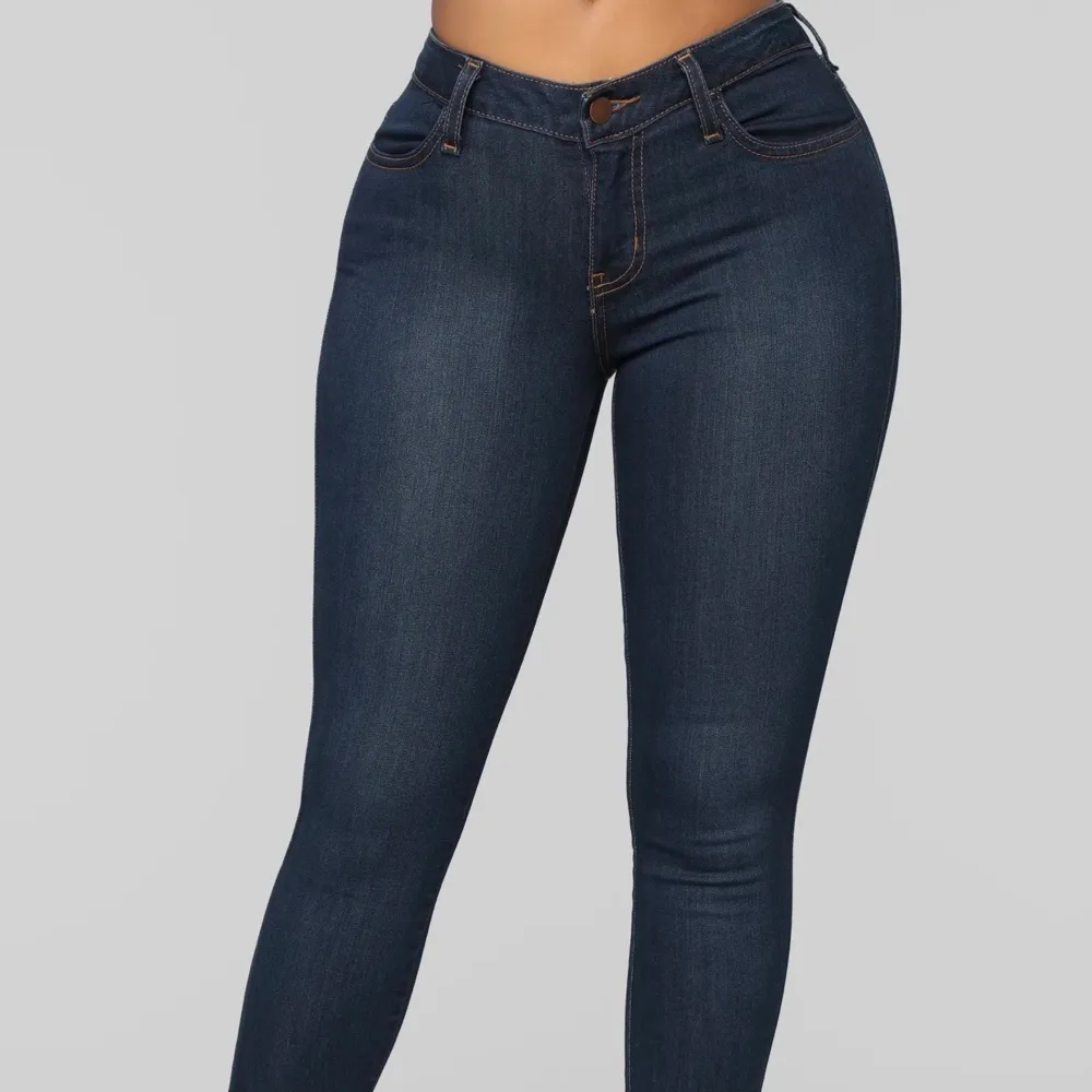 Helt nya jeans/byxor från FashionNova, storlek 1 - vilket motsvarar en XS. Jeans & Byxor.