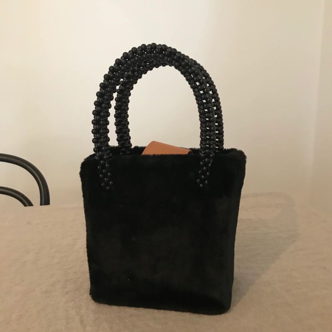 Svart väska med pärlhandtag  - 90