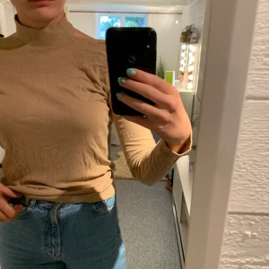 Tröja  - Beige långärmad tröja som är öppen i ryggen. Från nakd. Som man kan se på sista bilden har en knapp ramlat av men det går att använda ändå. +frakt. 