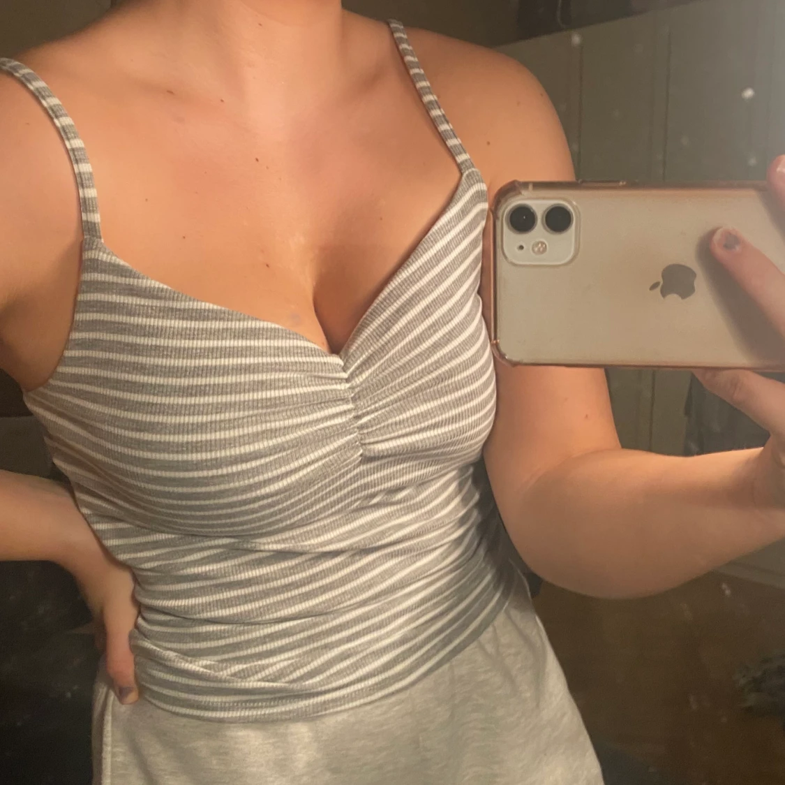 Grått linne med ränder 