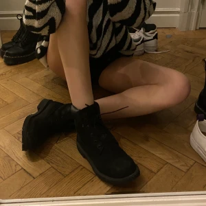 Timberland, kängor, 40 - Vääärldens snyggaste och VARMASTE kängor till vintern från Timberland. Funkar även att ha till klänning och shorts som jag har på första bilden. Köpta i USA och har storlek 7, alltså 40. Bra skick!