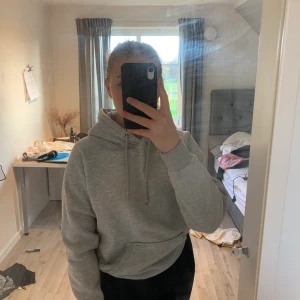 Grå hoodie - En grå hoodie från Bik Bok som är sjukt mysig, varm och skön! Jag har dock lite för många hoodies så nu säljer jag denna! Nypris:300kr!! Du står för frakten 