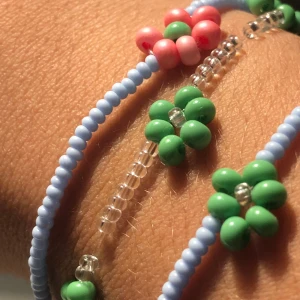 Tre blomarmband i olika färger <3  - Här har vi 3 olika Blom armband som man kan köpa! Frakt är 22kr men man kan diskutera frakten och priset 