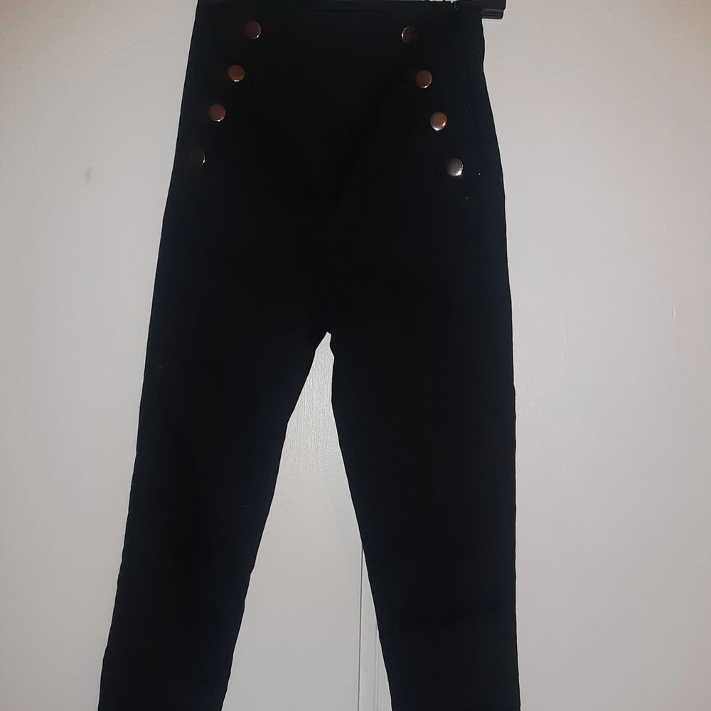 Tighta kostymbyxor som stängs med dragkedja på sidan med supersnygga silvriga knappar💕 köpta från hm i storlek 32💕💕 kan mötas i sthlm💕. Jeans & Byxor.