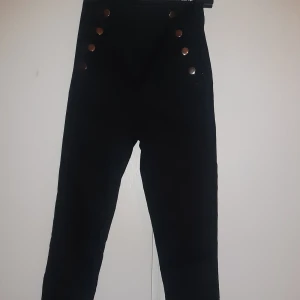 Tighta kostymbyxor - Tighta kostymbyxor som stängs med dragkedja på sidan med supersnygga silvriga knappar💕 köpta från hm i storlek 32💕💕 kan mötas i sthlm💕