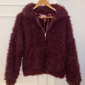 Linn Ahlborg x NAKD teddyjacka - aldrig använd och passar perfekt nu till hösten, jackan har fickor 💘 200kr + frakt 