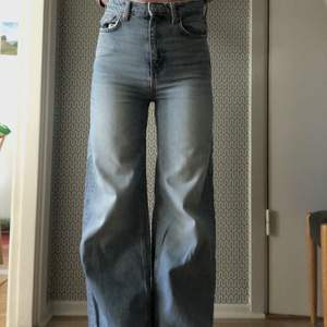 Ett par vida jeans från Weekday! Hon som bär de är ca 170 cm lång! Möts upp, annars tillkommer frakt. 