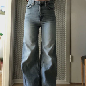 Blåa jeans från Weekday! - Ett par vida jeans från Weekday! Hon som bär de är ca 170 cm lång! Möts upp, annars tillkommer frakt. 