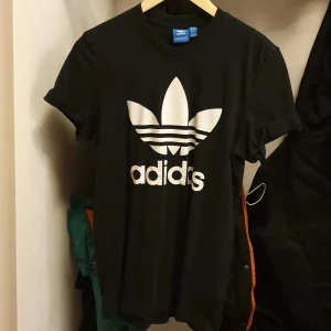 Adidas - Finns i hisingen   S  