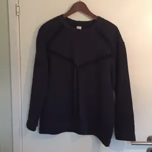 Marinblå finare sweatshirt från other stories i 100% bomull. Passar 36-38. Endast använd ett fåtal gånger. Nypris 650kr

Frakt 45 kr. 