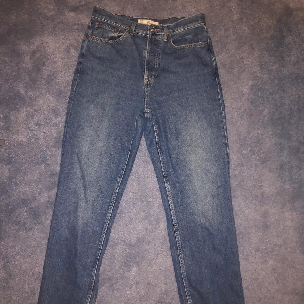 Säljer ett par snygga boyfriend jeans. Perfekt längd för mig som är 168. Säljer då de blivit för små men dessa var riktiga favoriter förut. Inte alls obekväma eller stela.💙 Köparen står för frakt och skicka privat för mer info eller bilder!. Jeans & Byxor.