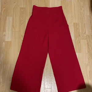 Kostymbyxor  - Jättefina mörk rosa kostymbyxor som sitter väldigt fint och tajt vid rumpan och sedan pösiga neråt hela vägen. Jättefin material 