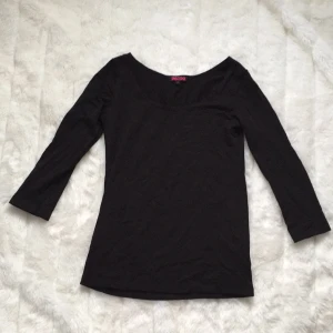  - Svart basic tröja från Indiska med trekvartsarmar. Stretch. 
