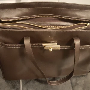 Nyskick Wera väska - Köpt för ca 4 månader sedan på Åhlens. Nypris 1700kr