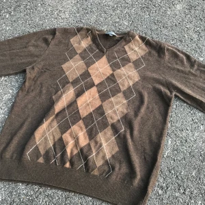 Brun argyale sweater - Brun argyale sweater i bra skick! Frakt tillkommer på 63kr (postnord spårvart)  Dessa är enda bilderna som jag har på plagget! :) 💋