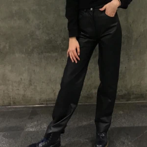 Skinnbyxor - Säljer världens snyggaste skinnbyxor som är köpa second hand. Dem är dock i toppenskick. Säljer då jag inte får någon användning av de längre, tyvärr. Frakt tillkommer!🥰