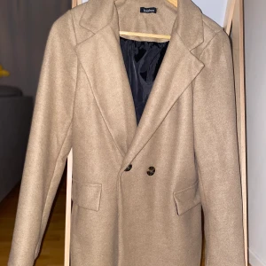 Jackan  - Jacka från Boohoo som kostar 589kr säljer för 250kr+frakt använd 2gånger som nya! storlek S 