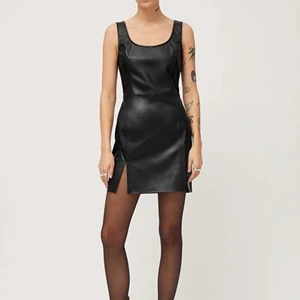 Pang-klänning i skinnimitation från Weekday 💥 - Supersnygg figurnära klänning med liten slits på ena sidan från Weekday. Storlek 34