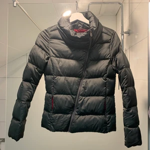 Colmar vinterjacka - Unik modell från Colmar. Köpt på Mathilde. Använd under en vinter. Storlek 40 men passar 34/36 mer. Inhandlad för 4000 men kan diskutera priset vid snabb affär :) 