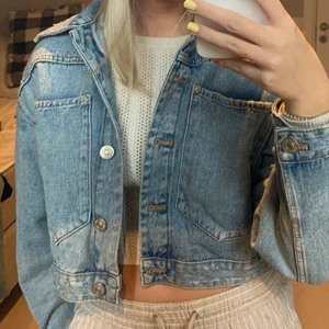 jeansjacka - croppad jeansjacka från zara i xs, men passar xs-m då den är oversized. köpare står för frakt💕💕
