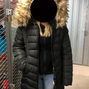 Garoff jacka - Säljer nu min vinterjacka då den har blivit för stor. Använd en vinter och har endast ett litet brännhål vid ena ärmen men inget märkvärdigt! Fraktas (avgift tillkommer) eller möts upp i Danderyd!