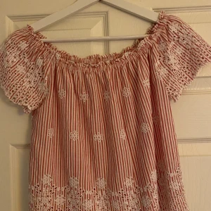 Hollister blus  - Söt rosa blommig blus från hollister, använd 1 gång. Bra kvalite. Fraktkostnad tillkommer