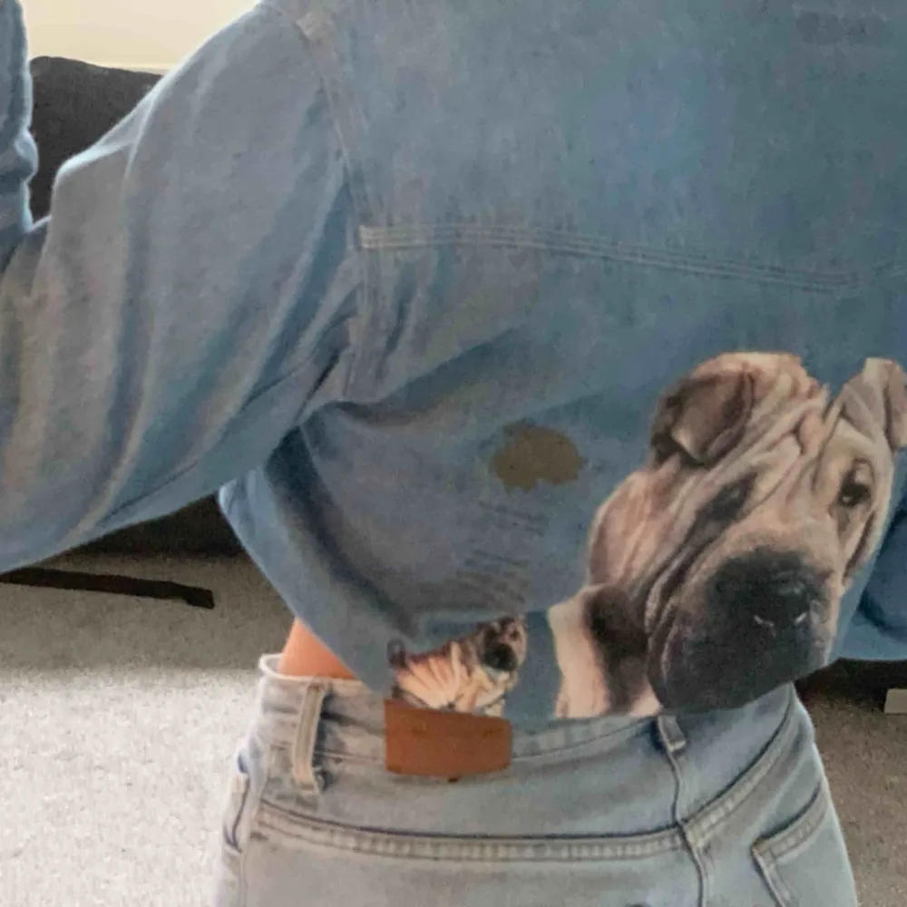 Snygg jeansskjorta köpt på secondhand med ett hundtryck på ryggen som går att ta bort!. Skjortor.