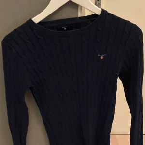 Kabelstickad gant-tröja. - Kabelstickad tröja från gant i storlek S som tyvärr är för kort för mig i ärmarna då jag är ca 175cm lång. Köparen bestämmer ett rimligt pris! Kan mötas upp och frakta.