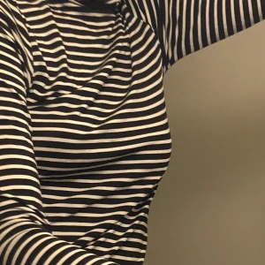 Filippa K polotröja  - Randig polotröja i svart och vitt. Jätteskön och utan slitningar då den knappt är använd. Lång polokrage, så perfekt basplagg nu till vintern. ✨💕Kostar troligen mellan 500-800kr i butik men kan inte hitta den på hemsidan. Pris kan diskuteras!