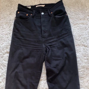 Levi’s Ribcage Jeans - Svarta Jeans från Levi’s. Stretchiga och färgen har hållt sig bra. Ord. pris 1099