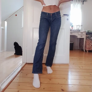 Levis 504 - Mörkblåa levis 504 jeans. Låga i midjan med lite bootcut. Osäker på storleken med dem sitter som dem gör på bilden på mig som är storlek S/36💙 hade också passat för en storlek större i midjan!