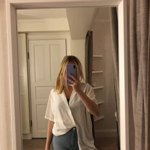 Vit kortärmad skjorta - Vit kortärmad skjorta i herrstorlek xxs, aldrig använd. Frakt tillkommer på 22kr :)