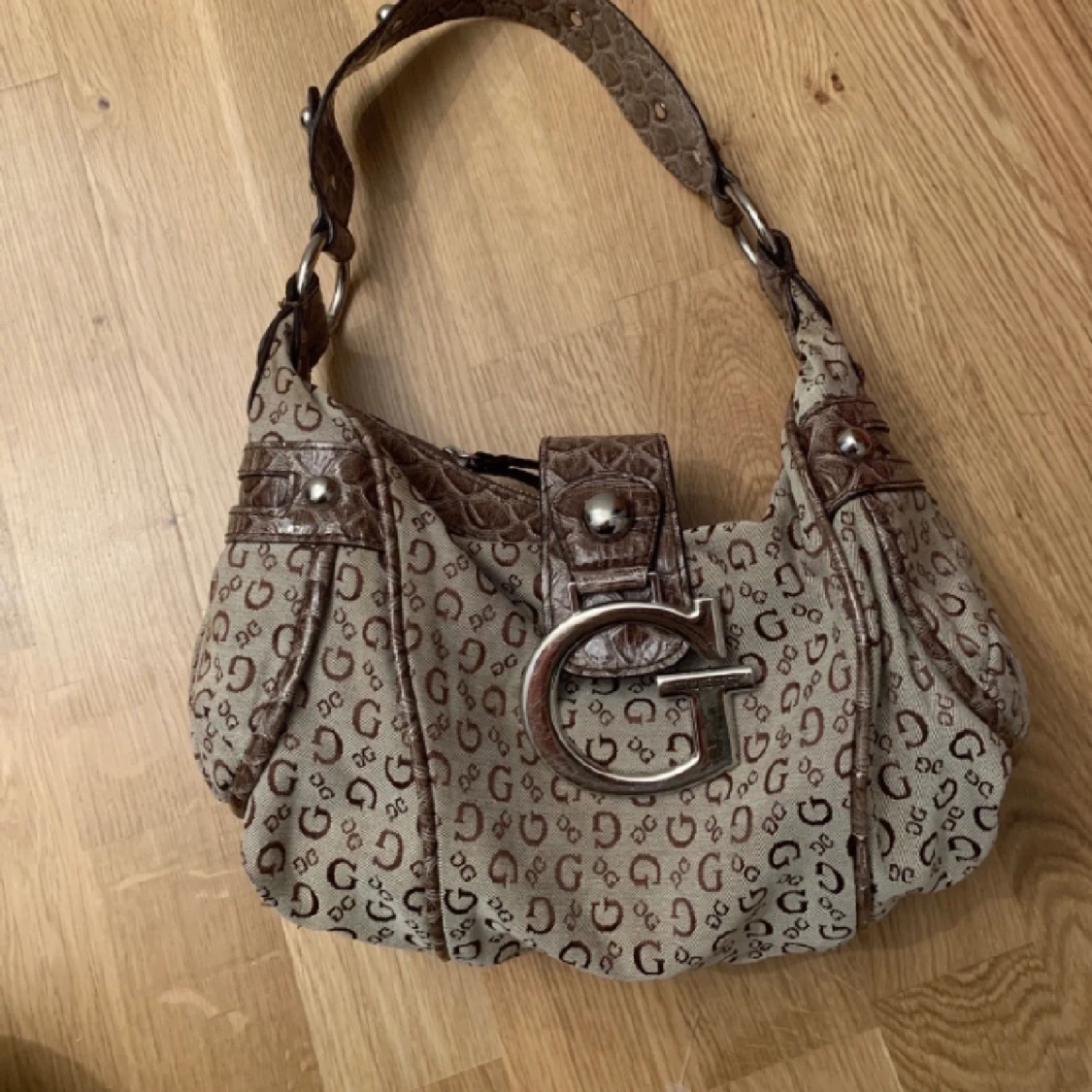 Supercool 90’s axelväska från guess  - 90