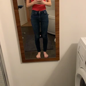 Tiger of Sweden jeans blå strl 24/30 - Ett par blåa skinny Jeans från tiger of sweden storlek 24/30👍🏻👍🏽👍🏾👍🏿💗                                                         säljer dem för 300 plus frakt 22 = 322👍🇸🇪