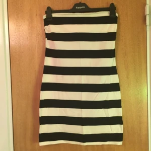  - Kort randig klänning, köpt ifrån H&M, aldrig använd. 
Har swish och kan posta! 