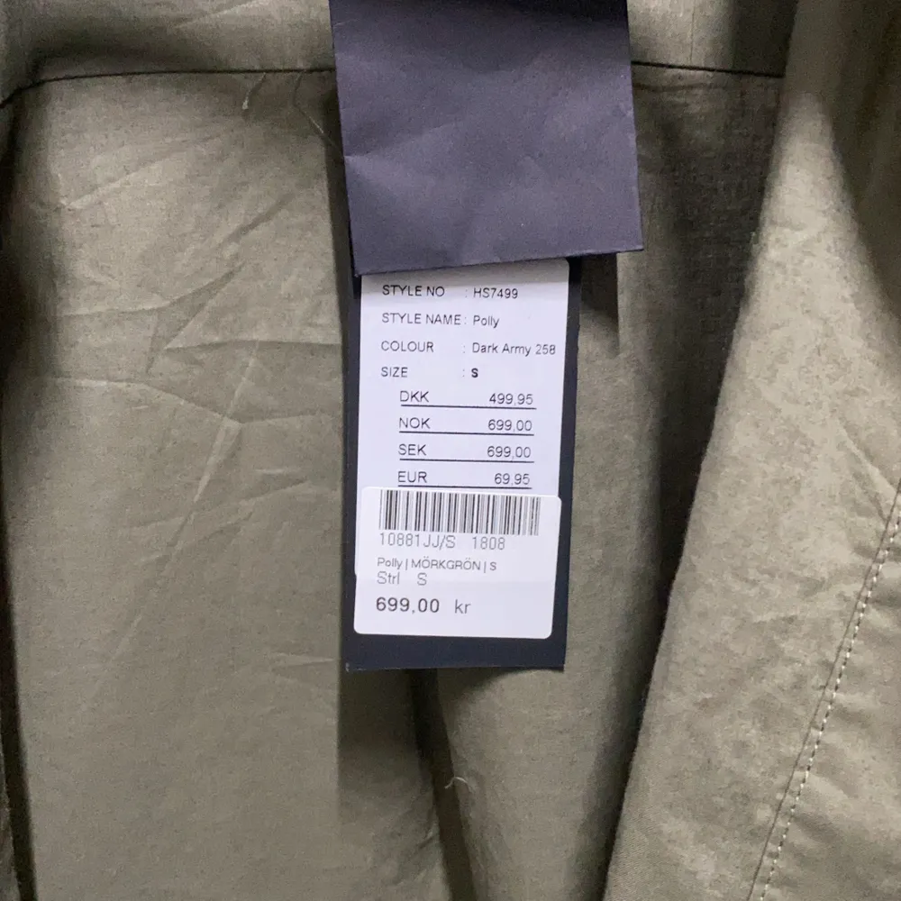 Mörkgrön skjorta som aldrig använts pga fel storlek och det gick ej att lämna tillbaka. Ordinare pris 699kr men nypris 350kr. Skjortor.