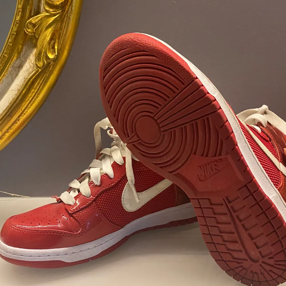 As balla Nike zoom som liknar Jordans! Dom är i en jätte cool röd färg med olika texturer! Köpta här på Plick men har ej fått nån andvändning av dom eftersom dom var förstora för mig! Frakten är inräknad i priset✨. Skor.