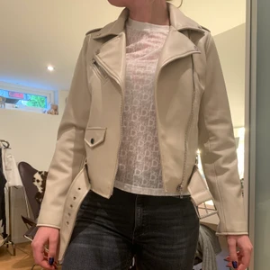 Skinnjacka Zara - Beige skinnjacka ifrån Zara. Nypris 599kr. Strl S. Knappt använd!