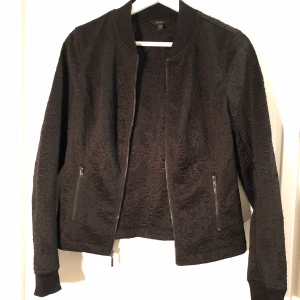 GUESS bomberjacka - Guess jacka i bomberstil. Storlek S, sparsamt använd.